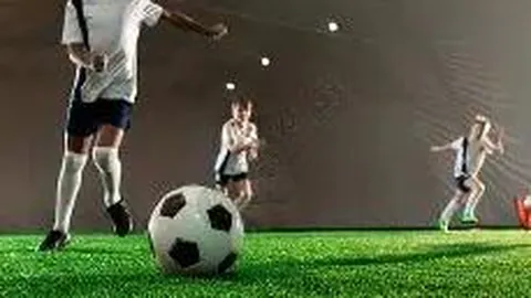 许光汉30岁在公共场合吸烟吐痰，遭网友指责素质低下