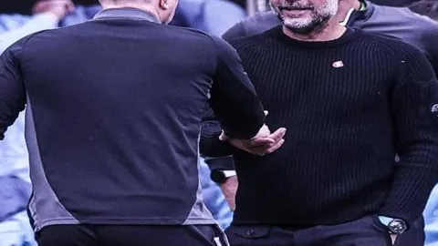 温布利见证英格兰后卫首次任意球破网，书写历史新篇章。